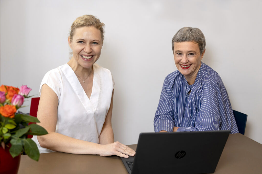 Fr. Dr. Stengl und ihre Nachfolgerin Dr. Roxana Schmidt